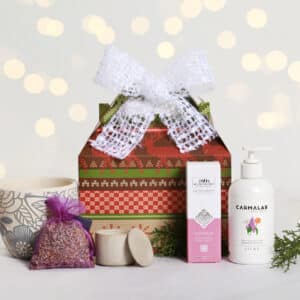 Ensemble cadeau comprenant de la crème, parfum d'ambiance, cache-pot, lavande séchée, brume pour oreiller